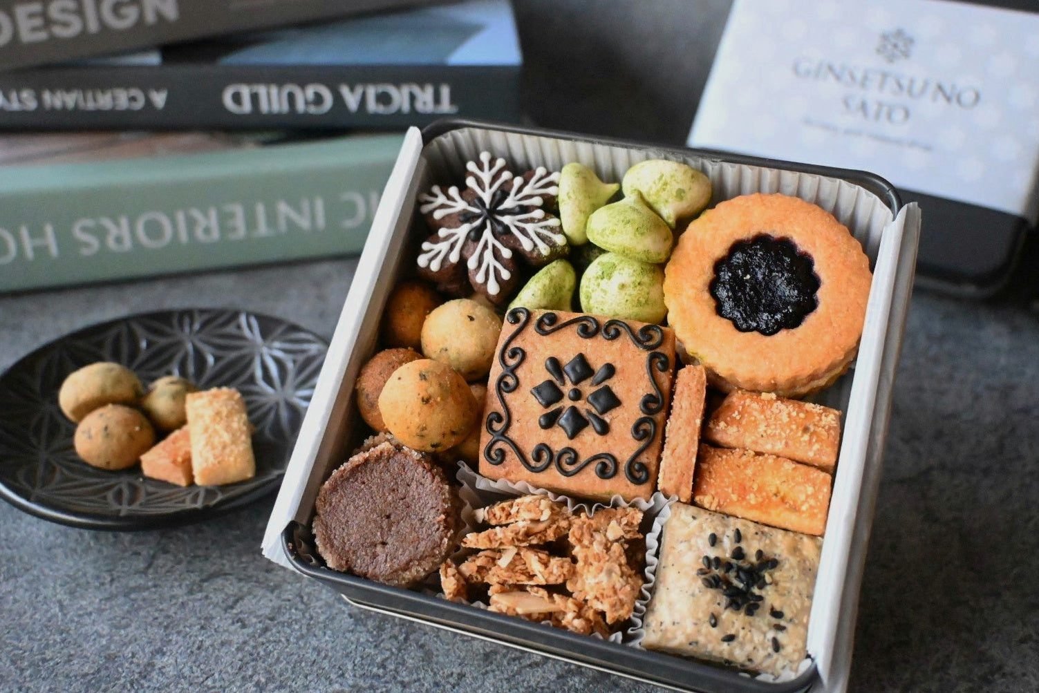 【sana】M&S ホットチョコレートトレイン缶&クリスマス限定クッキー缶 クリスマスクッキー缶2023 クッキー BAKERIN 通販 16779275